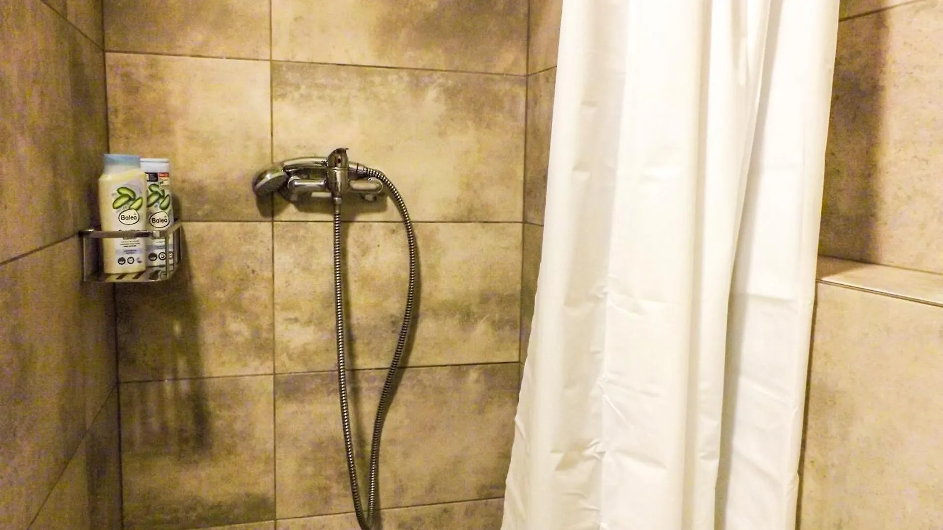 Spacious Room E1 Prague Homestay